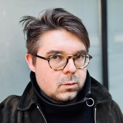 Artiste et chargé de cours à l'École des arts visuels et médiatiques de l'UQAM.